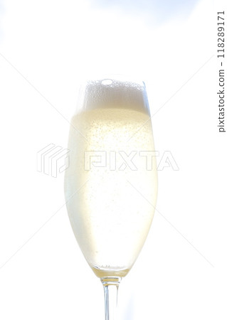 裝有冰鎮香檳（氣泡酒）的長笛杯 118289171