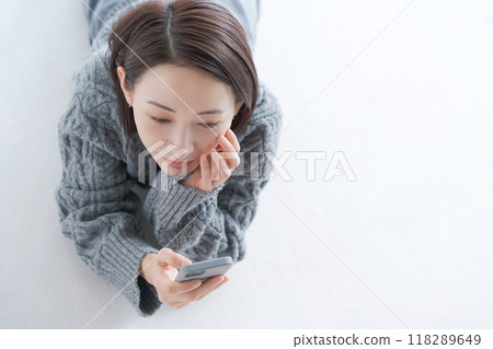 Woman lying on the living room floor 118289649