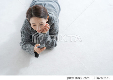 女人躺在客廳地板上 118289650