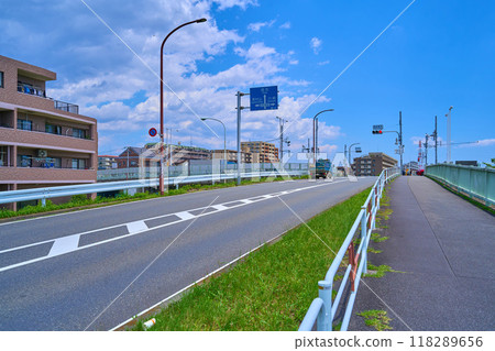 從東京都府中市是政五丁目附近的玉川街向東側的是政大橋北十字路口望去 從東京都府中市是政五丁目附近的玉川街向東側的是政大橋北十字路口望去 118289656