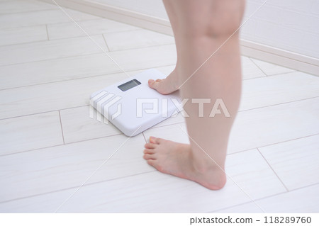 一個女人把腳放在體重 118289760