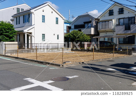 Land that was cleared after demolishing a vacant house in a residential area 118289925
