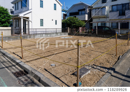 住宅區內的空屋被拆除,形成空地的土地。 住宅區內的空屋被拆除,形成空地的土地。 118289926