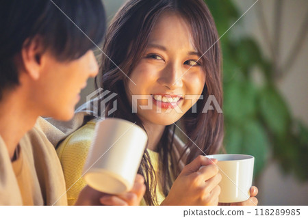 A young couple relaxing in the room 118289985