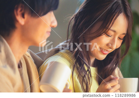 A young couple relaxing in the room 118289986
