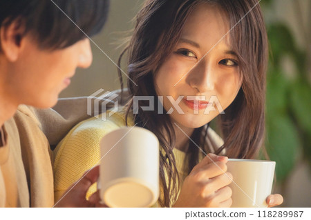 放鬆在屋子裡的一對年輕夫婦 118289987