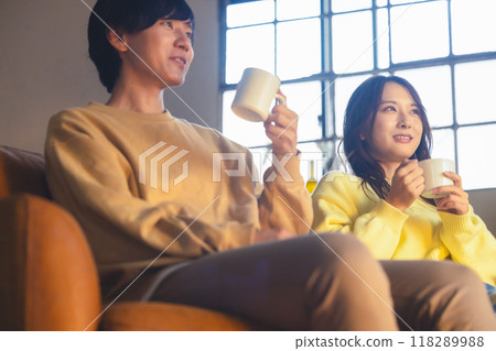 放鬆在屋子裡的一對年輕夫婦 118289988