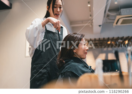 Hairdresser and adult woman 118290266