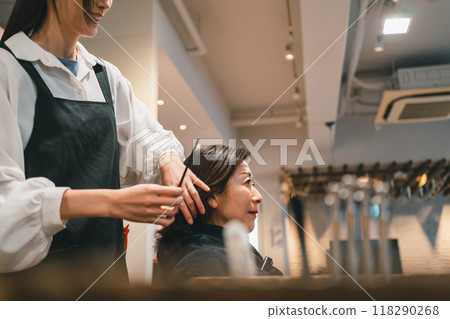 Hair salon and adult woman Hair salon and adult woman 118290268