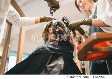 成年女性在美容院染白髮 118290289