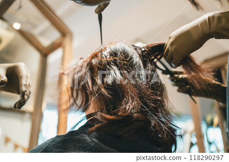美髮師在美容院為成年女性染髮 118290297