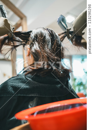 美髮師在美容院為成年女性染髮 118290298