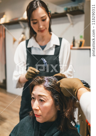 在美髮沙龍染白髮 118290311