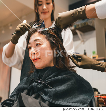 在美髮沙龍染白髮 118290312
