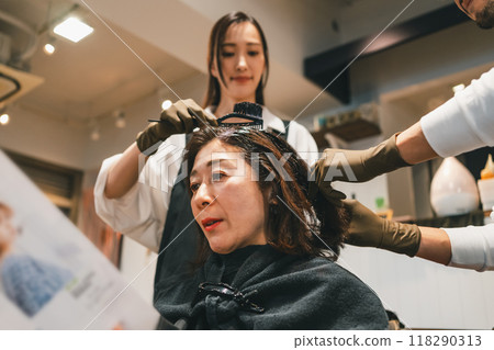一位成年女性在美容院染白髮看雜誌的場景 118290313