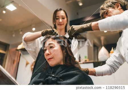Adult woman dyeing her hair 118290315