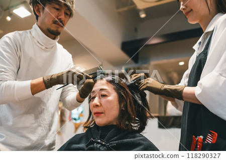 美容院的灰色染髮劑 118290327