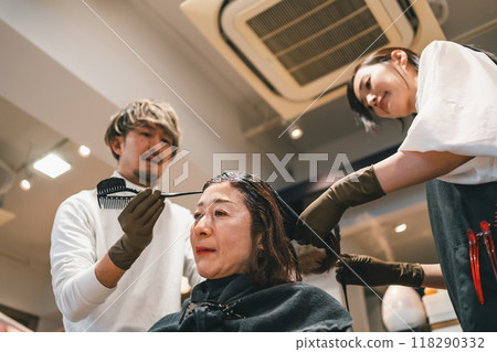 Hair color and adult women 118290332