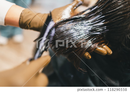 染髮專賣店的美髮師使用化學品 118290338