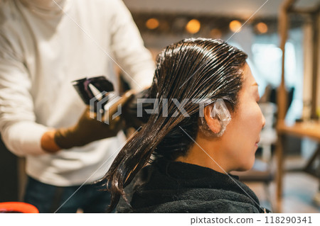 成年女性在商店染白髮 118290341