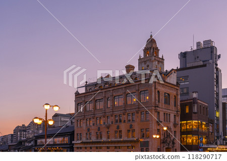 A seasonal sight in summer in Kyoto: Kamogawa River cool deck, evening view 118290717