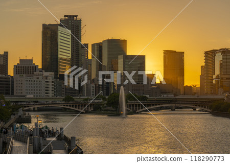 A beautiful evening view of Nakanoshima from Tenmabashi Bridge A beautiful evening view of Nakanoshima from Tenmabashi Bridge 118290773