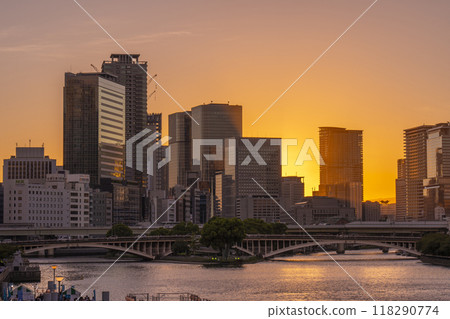 A beautiful evening view of Nakanoshima from Tenmabashi Bridge A beautiful evening view of Nakanoshima from Tenmabashi Bridge 118290774