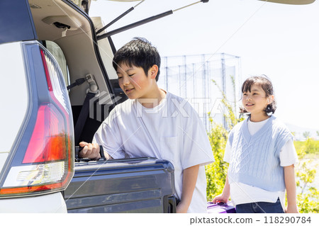 Children putting luggage in the trunk trip Children putting luggage in the trunk trip 118290784