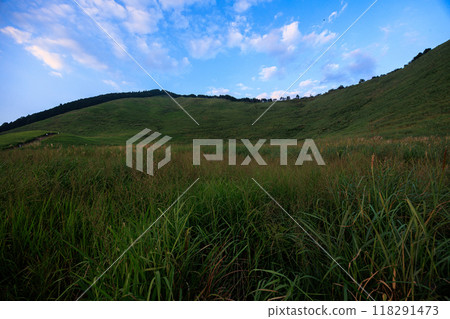Evening scenery of the Soni Plateau in early autumn 2024. From the evening to the night view of Mt. Kurumuson and Mt. Kameyama. Clouds flowing across the sky. #42 Evening scenery of the Soni Plateau in early autumn 2024. From the evening to the night view of Mt. Kurumuson and Mt. Kameyama. Clouds flowing across the sky. #42 118291473