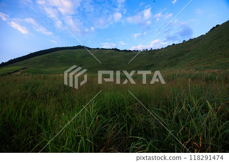 Evening scenery of the Soni Plateau in early autumn 2024. From the evening to the night view of Mt. Kurumuson and Mt. Kameyama. Clouds flowing across the sky. #43 Evening scenery of the Soni Plateau in early autumn 2024. From the evening to the night view of Mt. Kurumuson and Mt. Kameyama. Clouds flowing across the sky. #43 118291474