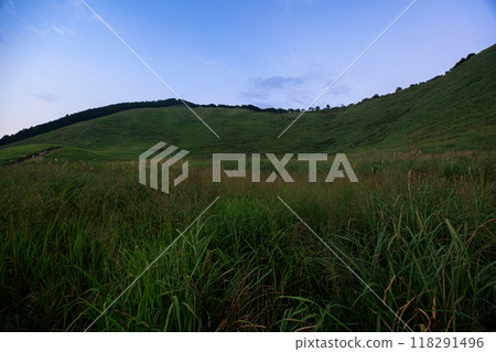 Evening scenery of the Soni Plateau in early autumn 2024. From the evening to the night view of Mt. Kurumuson and Mt. Kameyama. Clouds flowing across the sky. #65 Evening scenery of the Soni Plateau in early autumn 2024. From the evening to the night view of Mt. Kurumuson and Mt. Kameyama. Clouds flowing across the sky. #65 118291496