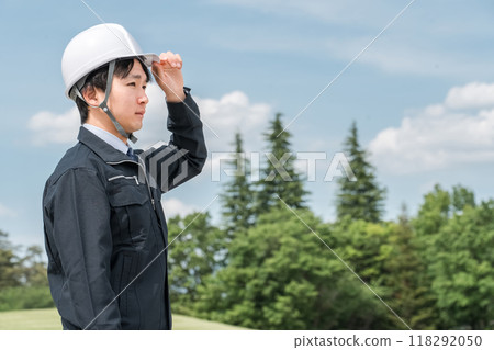 公園/森林中穿著工作服的亞洲年輕男子(林業/電工/維護/檢查) 公園/森林中穿著工作服的亞洲年輕男子(林業/電工/維護/檢查) 118292050