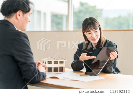 穿著工作服的亞洲女性使用平板電腦提供建議和指導 穿著工作服的亞洲女性使用平板電腦提供建議和指導 118292313