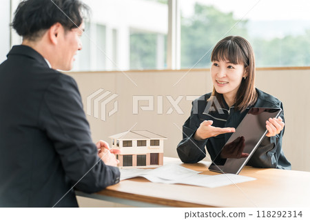 穿著工作服的亞洲女性使用平板電腦提供建議和指導 穿著工作服的亞洲女性使用平板電腦提供建議和指導 118292314