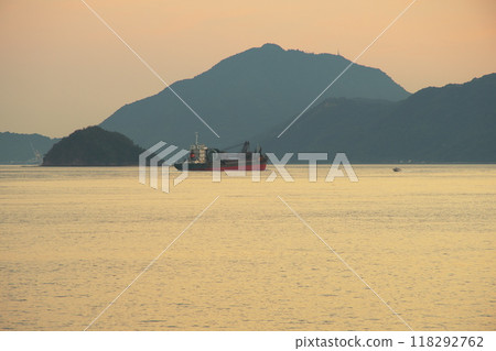 黃昏時在瀨戶內海航行的一艘船的變焦鏡頭 118292762