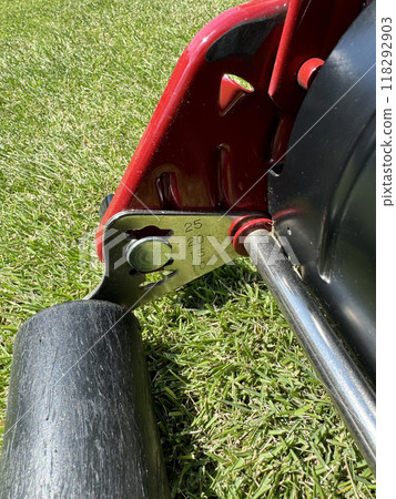 Adjusting the cutting height of a reel-type lawn mower 118292903