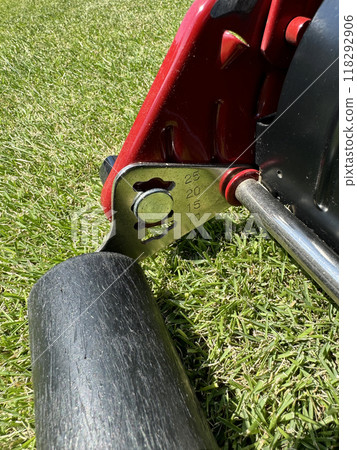Adjusting the cutting height of a reel-type lawn mower Adjusting the cutting height of a reel-type lawn mower 118292906