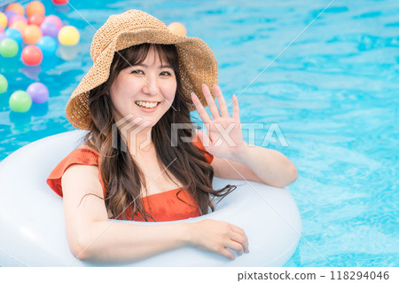 一位年輕的亞洲女子在泳池裡玩著漂浮物(度假、度假、度假、海外旅行) 一位年輕的亞洲女子在泳池裡玩著漂浮物(度假、度假、度假、海外旅行) 118294046