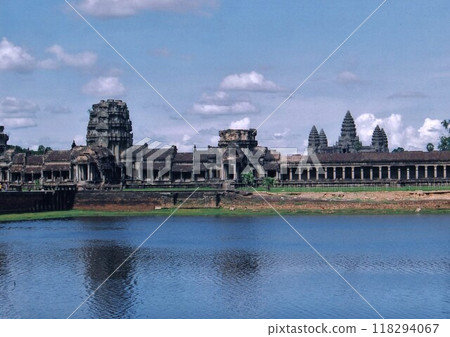 Angkor Wat reflected on the surface of the water 118294067