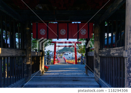 從塔門看到的御曾木橋的夜景 葵阿蘇神社（國寶） 人吉市 118294306