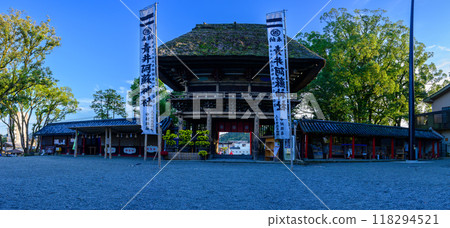 A panoramic view of the thatched roof tower gate and the grounds of Aoi Aso Shrine (national treasure) in Hitoyoshi City, seen from the grounds lit up by the evening light 118294521
