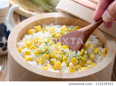 玉米米飯盛在碗裡 118294581