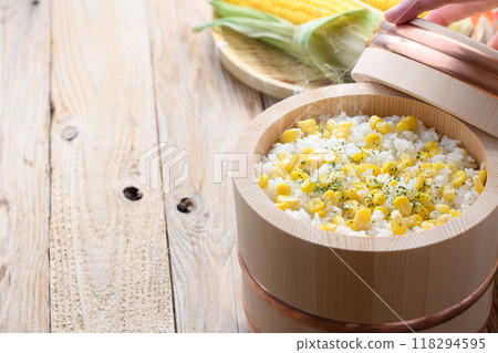 玉米米飯盛在碗裡 118294595