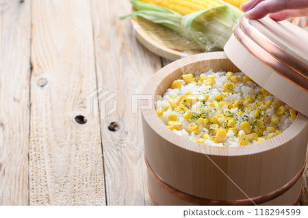 玉米米飯盛在碗裡 118294599