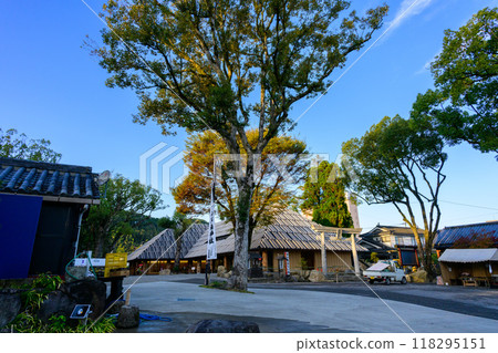 Scenery of the shrine grounds bathed in the light of dusk, Aoi Aso Shrine (national treasure), Hitoyoshi City 118295151