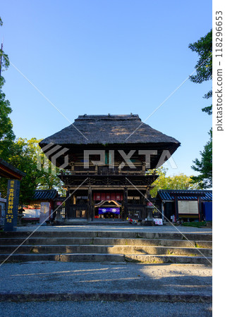 從神社正面可以看到令人印象深刻的茅草屋頂的國寶塔門 青井麻生神社（國寶） 人吉市 118296653