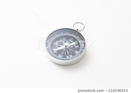 白色背景上的指南針 118296853