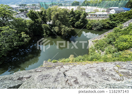 伊賀上野城(三重縣) 從上方看高大的石牆 伊賀上野城(三重縣) 從上方看高大的石牆 118297143