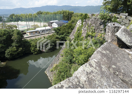 伊賀上野城(三重縣) 從上方看高大的石牆 伊賀上野城(三重縣) 從上方看高大的石牆 118297144