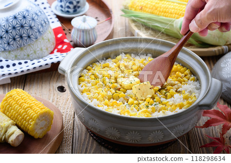 Corn rice cooked in a clay pot 118298634